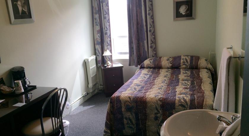Auberge Centre Ville Saguenay Room photo